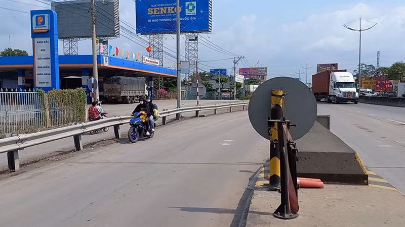Xe máy vô tư đi vào đường cao tốc TP Hồ Chí Minh - Trung Lương bất chấp biển cấm -1