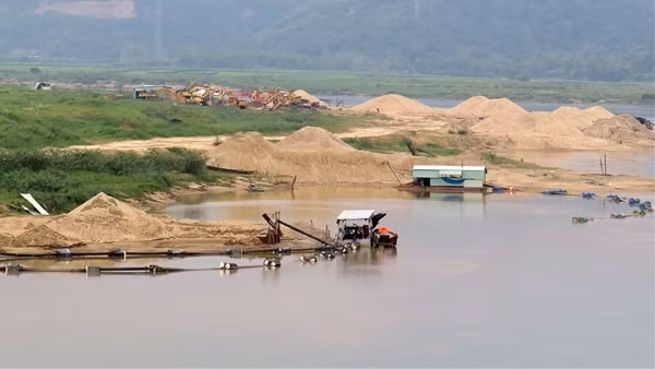 Quảng Nam chỉ đạo nóng việc hàng loạt cơ sở khai thác cát “đóng cửa ủ men”!