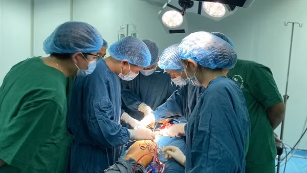 Cứu sống bệnh nhân sốc tim nặng bằng kỹ thuật ECMO