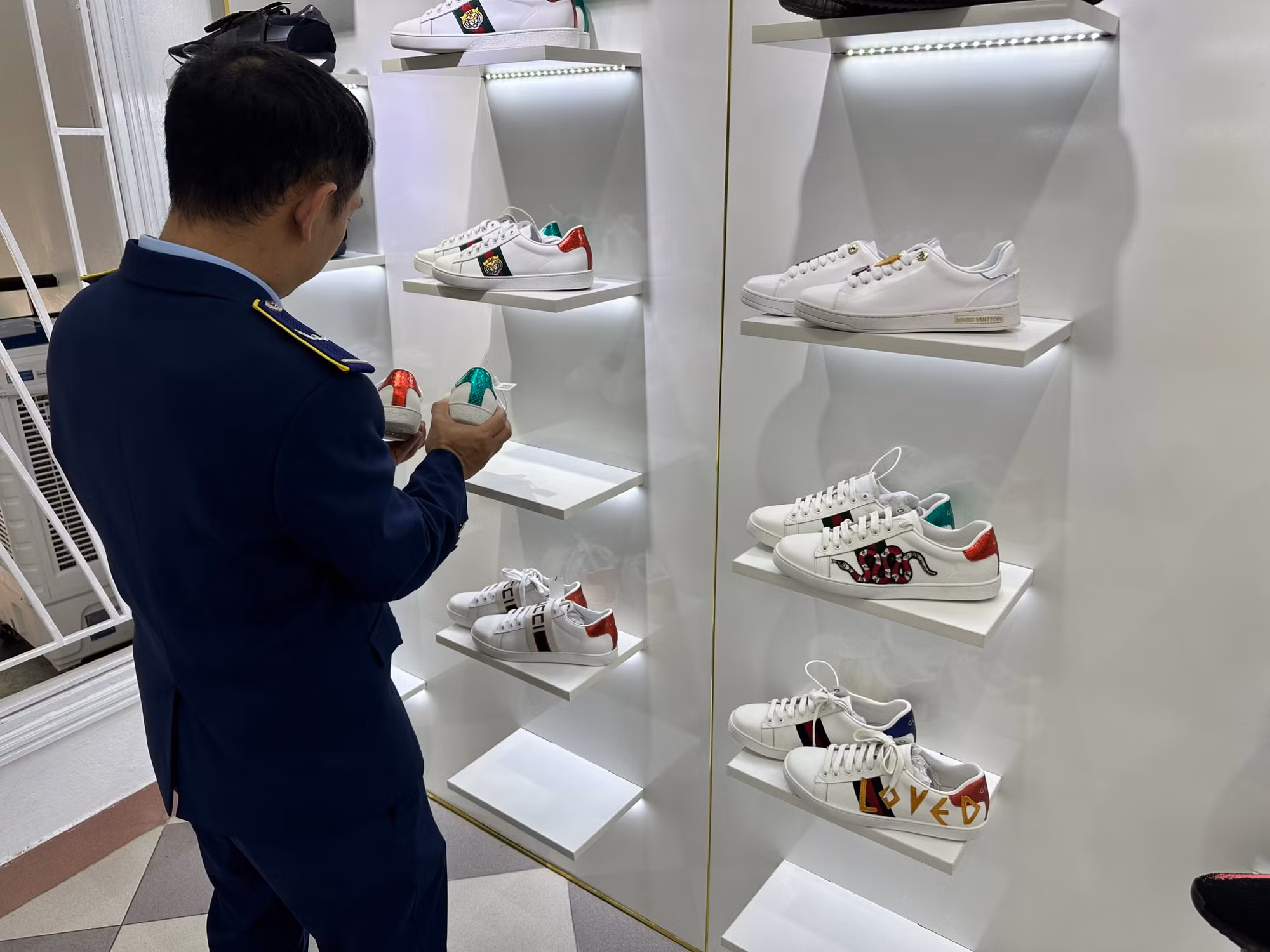 Đà Nẵng: Phát hiện 9 cửa hàng kinh doanh dùng hàng giả nhãn hiệu nổi tiếng để bán cho du khách -0