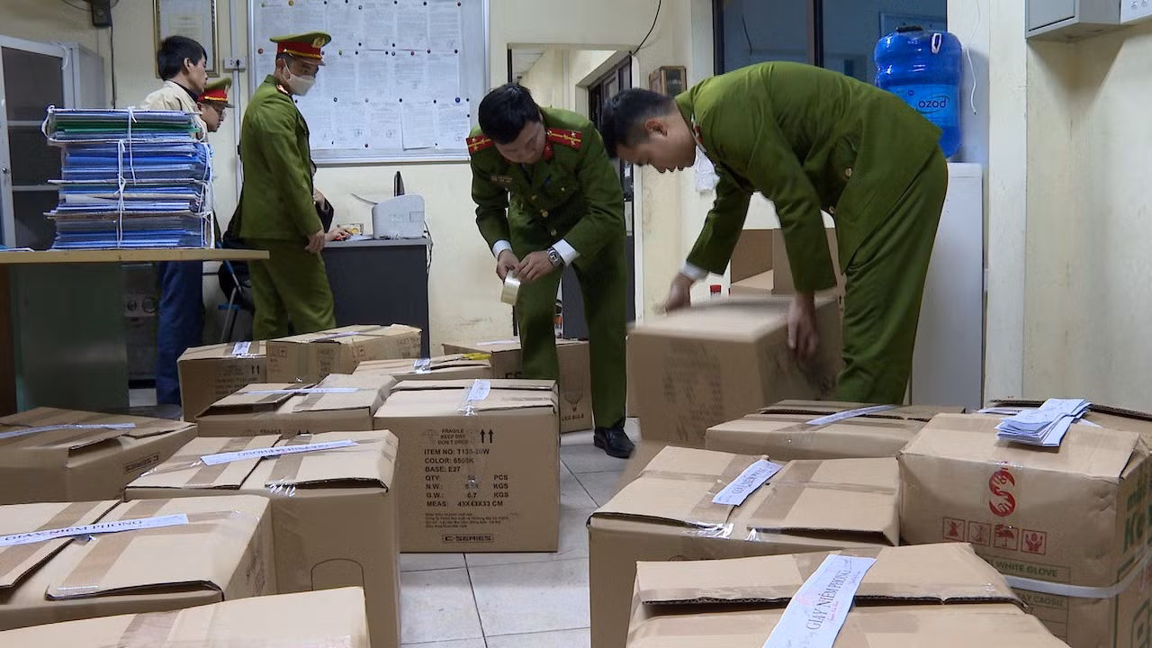 Bắt khẩn cấp giám đốc và phó giám đốc Trung tâm đăng kiểm xe cơ giới 29-07D -0