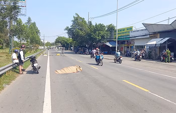 Người phụ nữ điều khiển xe đạp té ngả tử vong trên đường dẫn bên hông cầu Rạch Miễu -0