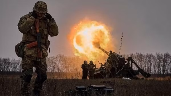 Nhìn lại 1 năm xung đột Nga - Ukraine: Bên thêm dầu, bên đỏ lửa