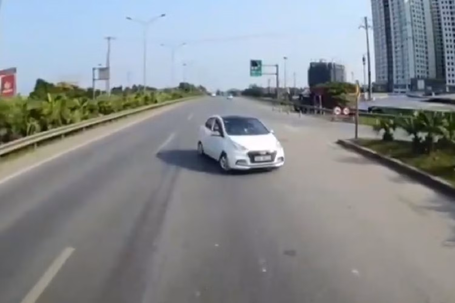Tài xế chạy ngược chiều cao tốc để “được đóng phạt” -0