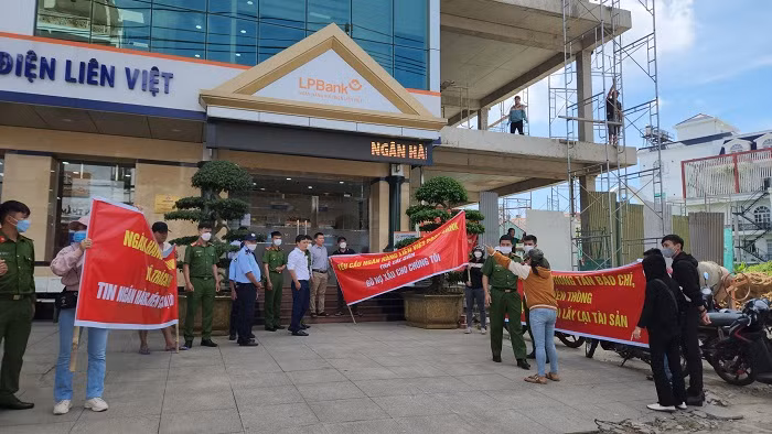 Nhiều người “sập bẫy” lừa đảo của nhân viên ngân hàng -0