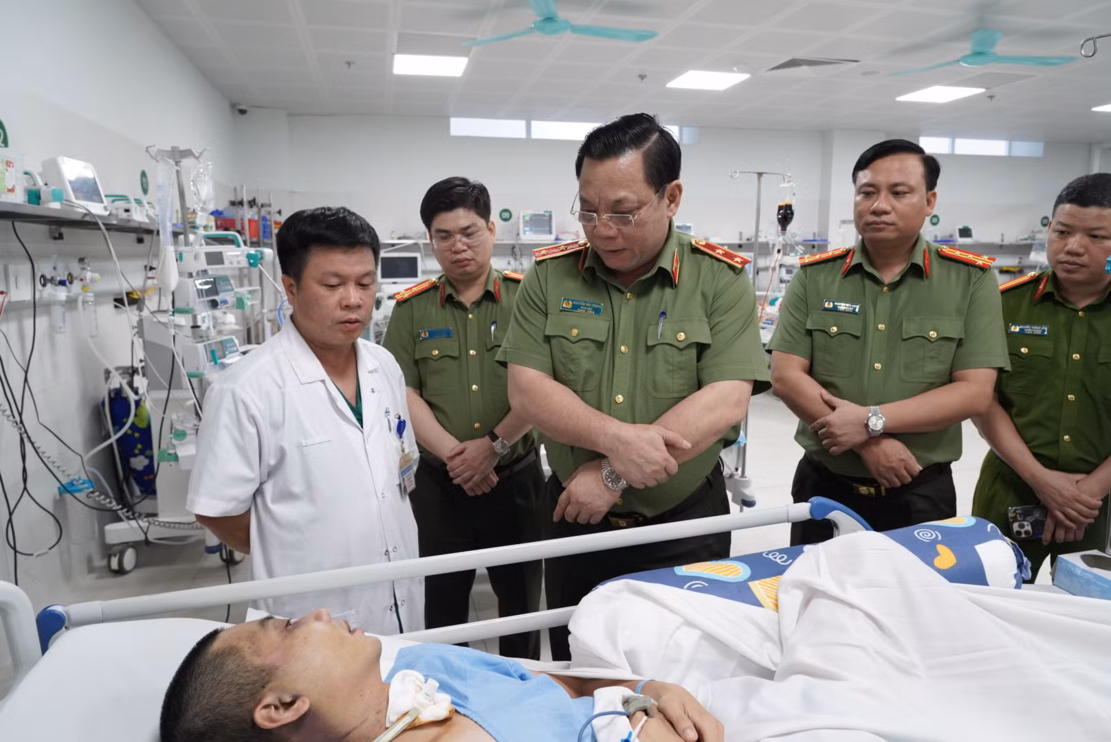 Giám đốc Công an Hà Nội thăm hỏi, động viên cán bộ bị thương trên đường làm nhiệm vụ -1
