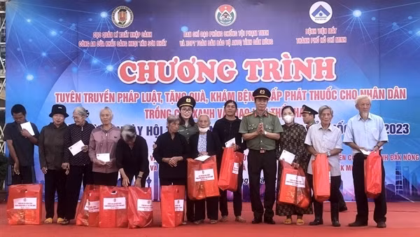 Những tấm lòng sẻ chia đến với người dân Đắk Mil, Đắk Nông