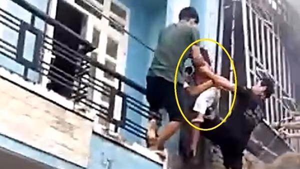 Cắt phá "chuồng cọp" giải cứu 2 vợ chồng và bé gái mắc kẹt trong đám cháy