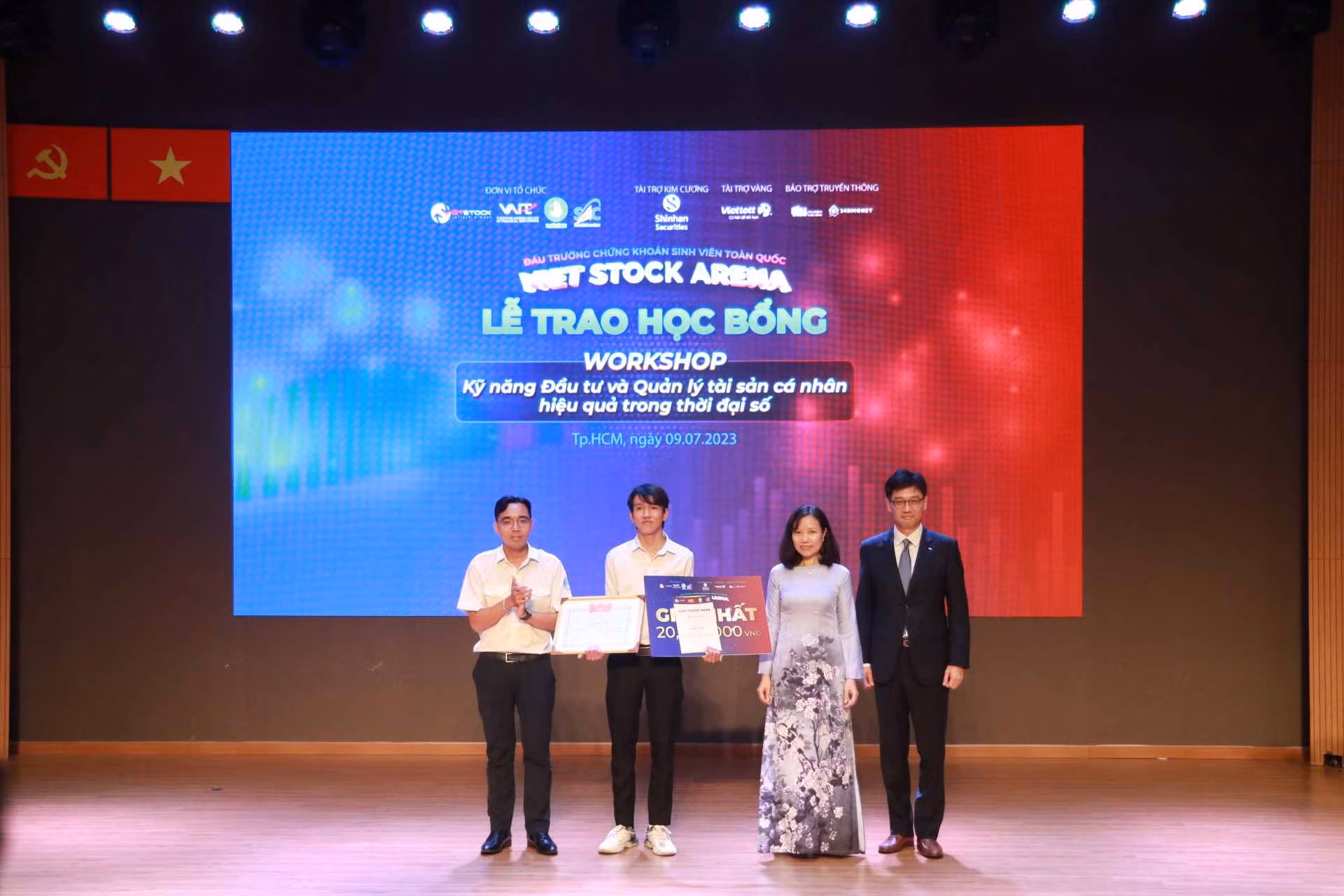 Đấu trường chứng khoán sinh viên định hướng nghề nghiệp và tránh bị lừa đảo -0