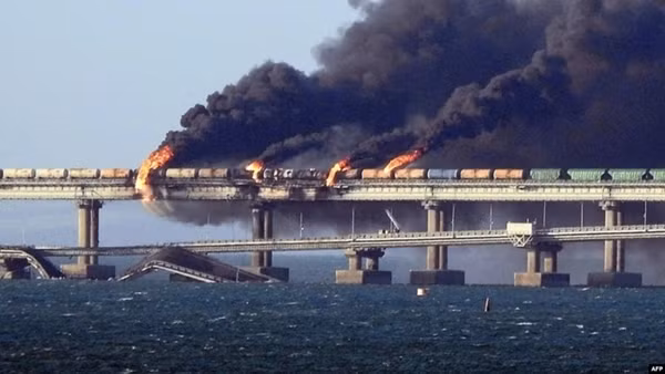 Ukraine bất ngờ thừa nhận đã tấn công cầu Crimea