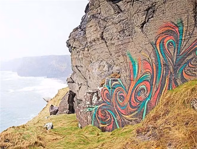 vách đá moher, ireland suýt nữa bị hủy hoại bởi những hình vẽ graffiti khổng lồ-ảnh tạp chí doanh nghiệp việt nam.jpg -0