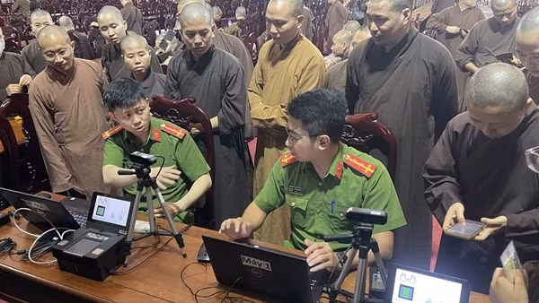 Tăng ni sinh Học viện Phật giáo Hà Nội tham gia kích hoạt tài khoản định danh điện tử VNeID