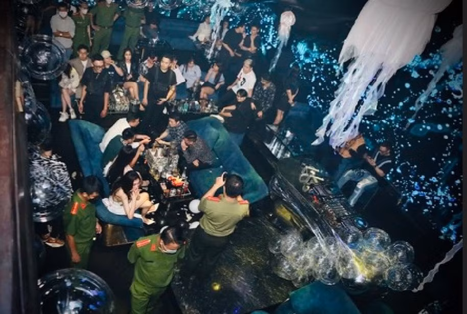 Kiểm tra bar phát hiện “bóng cười” nằm la liệt dưới sàn -0