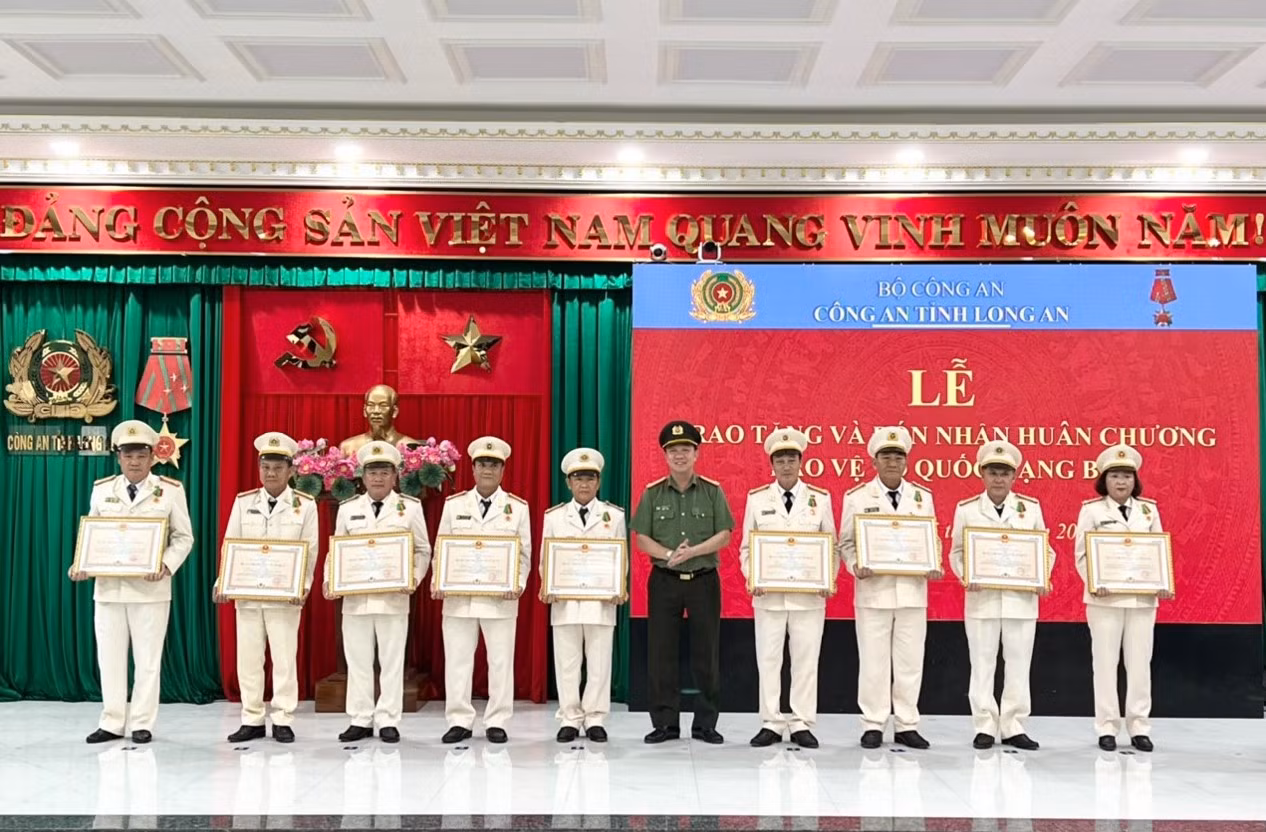 Phòng Tham mưu-Công an tỉnh Long An đón nhận Huân chương BVTQ hàng Nhì -0
