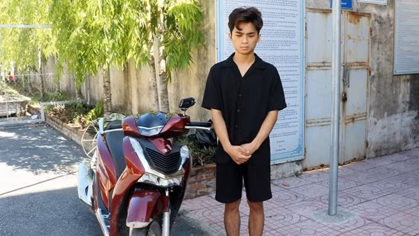 Khởi tố đối tượng không đội mũ bảo hiểm đâm xe vào lực lượng Công an
