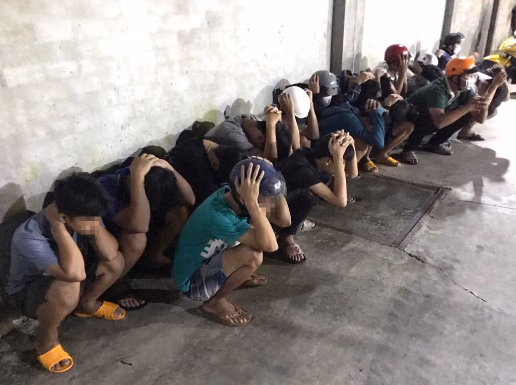 Sau tiệc sinh nhật, nhóm “quái xế” đưa xe ra đường quậy phá -0