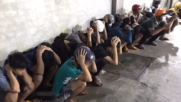 Nhóm “quái xế” lạng lách đánh võng mừng sinh nhật đàn anh