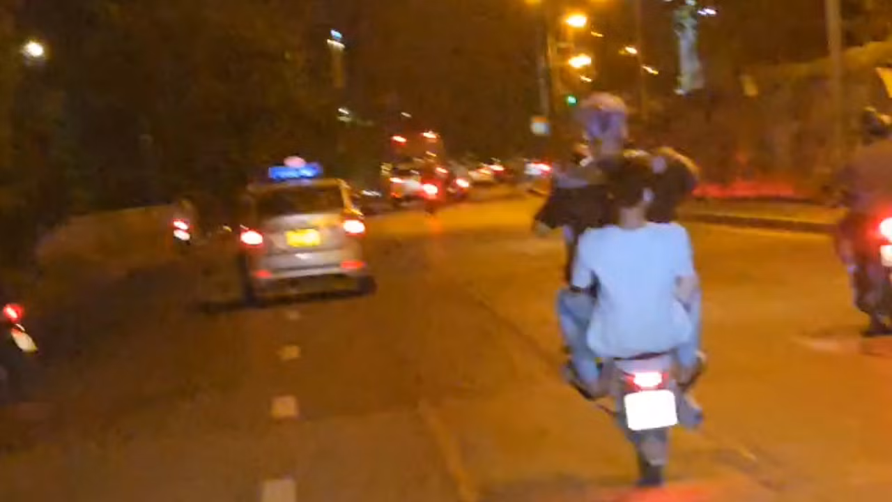 “Yêng hùng” lến phố đi chơi, bốc đầu trước mặt Cảnh sát 141 hóa trang -0
