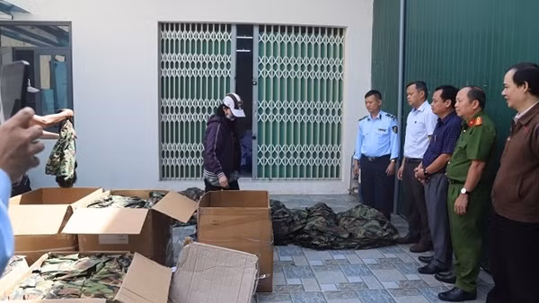 Tiêu hủy hàng trăm bộ quần áo rằn ri không rõ nguồn gốc