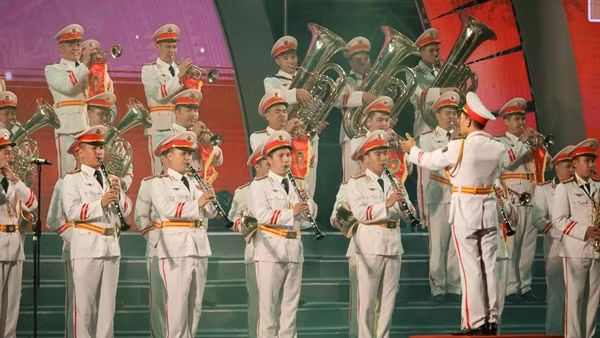 Đoàn Nghi lễ CAND biểu diễn nhạc kèn diễu hành trên đường phố Hưng Yên