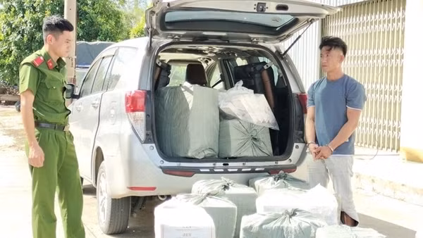 Tài xế chở thuốc lá lậu nhấn ga bỏ chạy khi gặp Công an