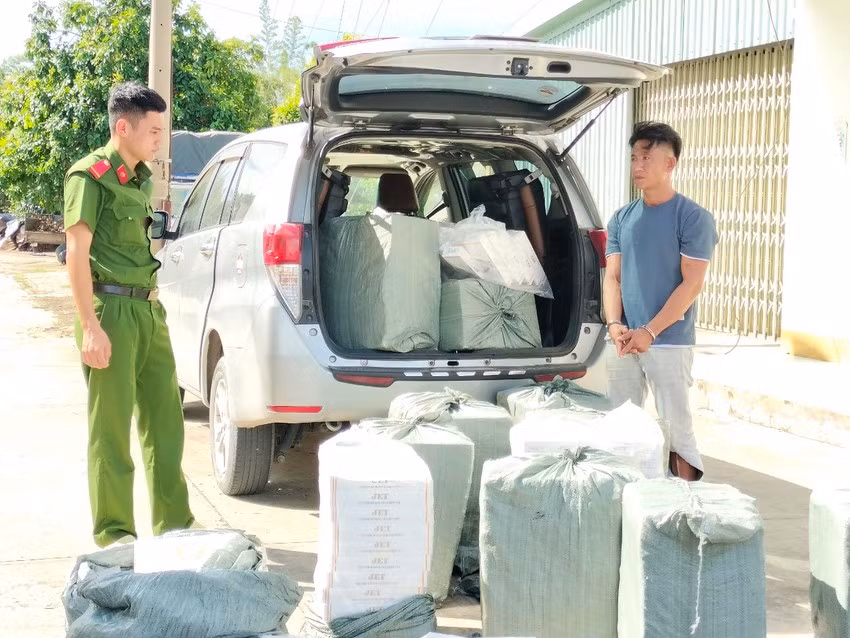 Nhấn ga ôm 9.000 gói thuốc lá lậu bỏ chạy nhưng không thoát -0