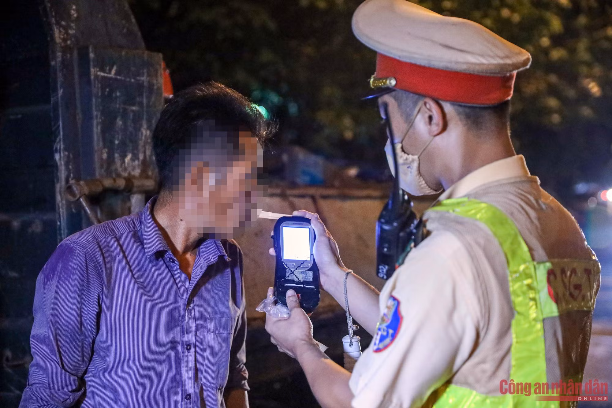 “Ma men” lái xe hết hạn đăng kiểm 6 tháng gặp chốt CSGT ảnh 3 “Ma men” lái xe hết đăng kiểm 6 tháng gặp chốt CSGT -0