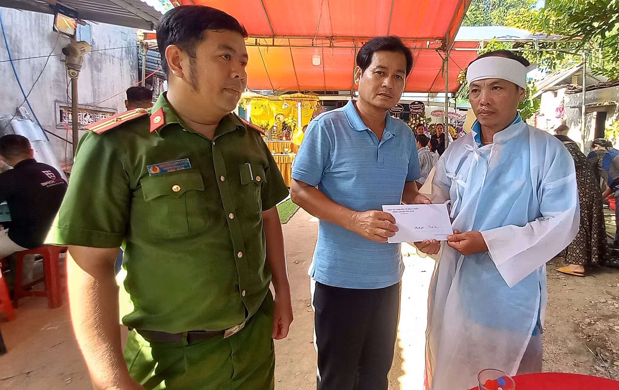 Chia sẻ nỗi đau với gia đình có 3 em nhỏ đuối nước -0