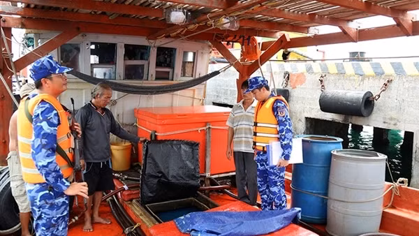 Bắt giữ tàu vận chuyển trái phép 25.000 lít dầu DO&nbsp;trên biển