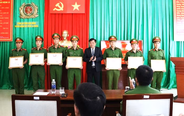 Khen thưởng CBCS giải cứu 5 nạn nhân trong vụ sạt lở ở Đà Lạt -0