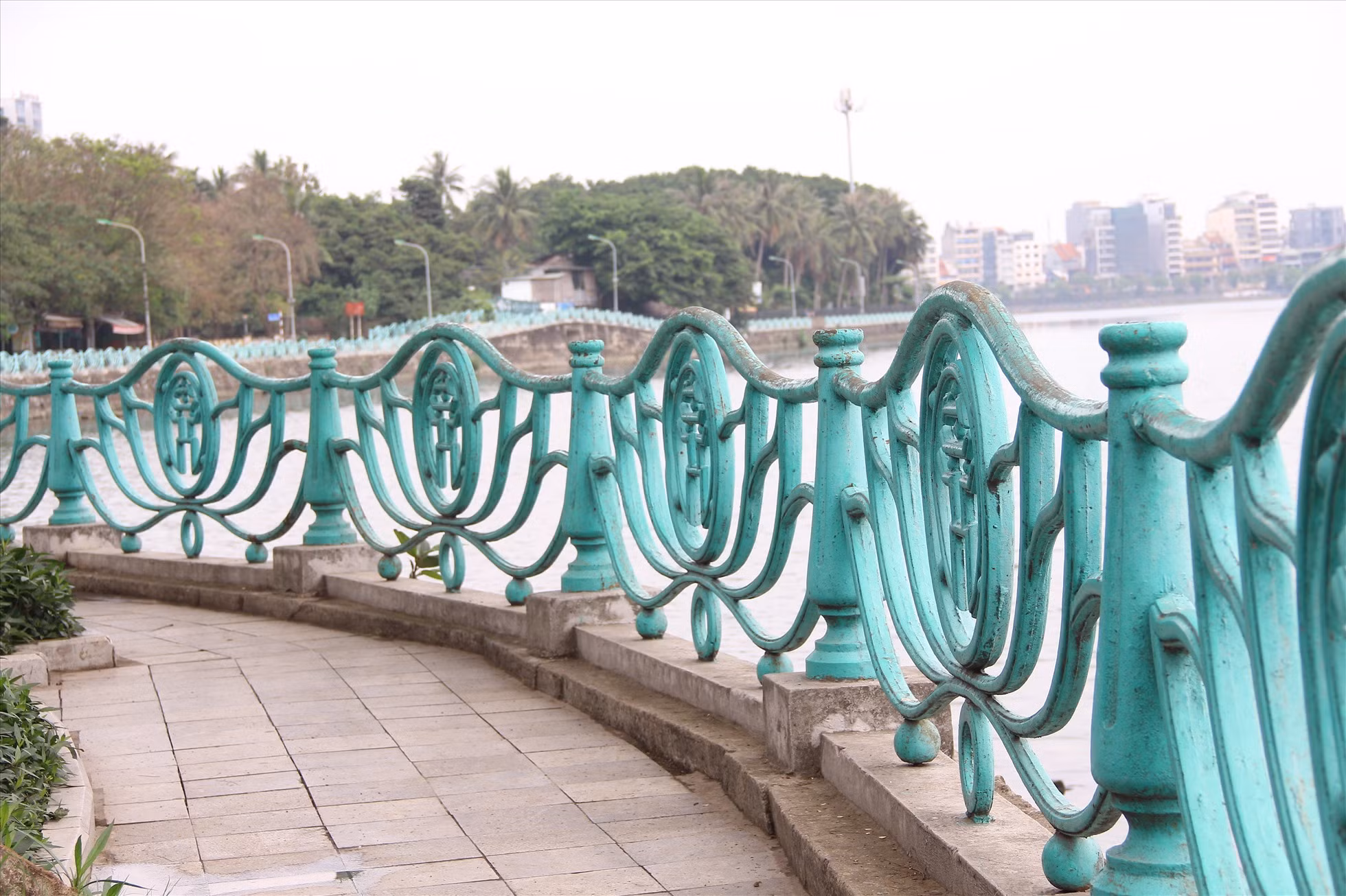 Hà Nội: Tiến hành lắp đặt lại hàng nghìn quả cầu gang trên lan can quanh hồ Tây -0