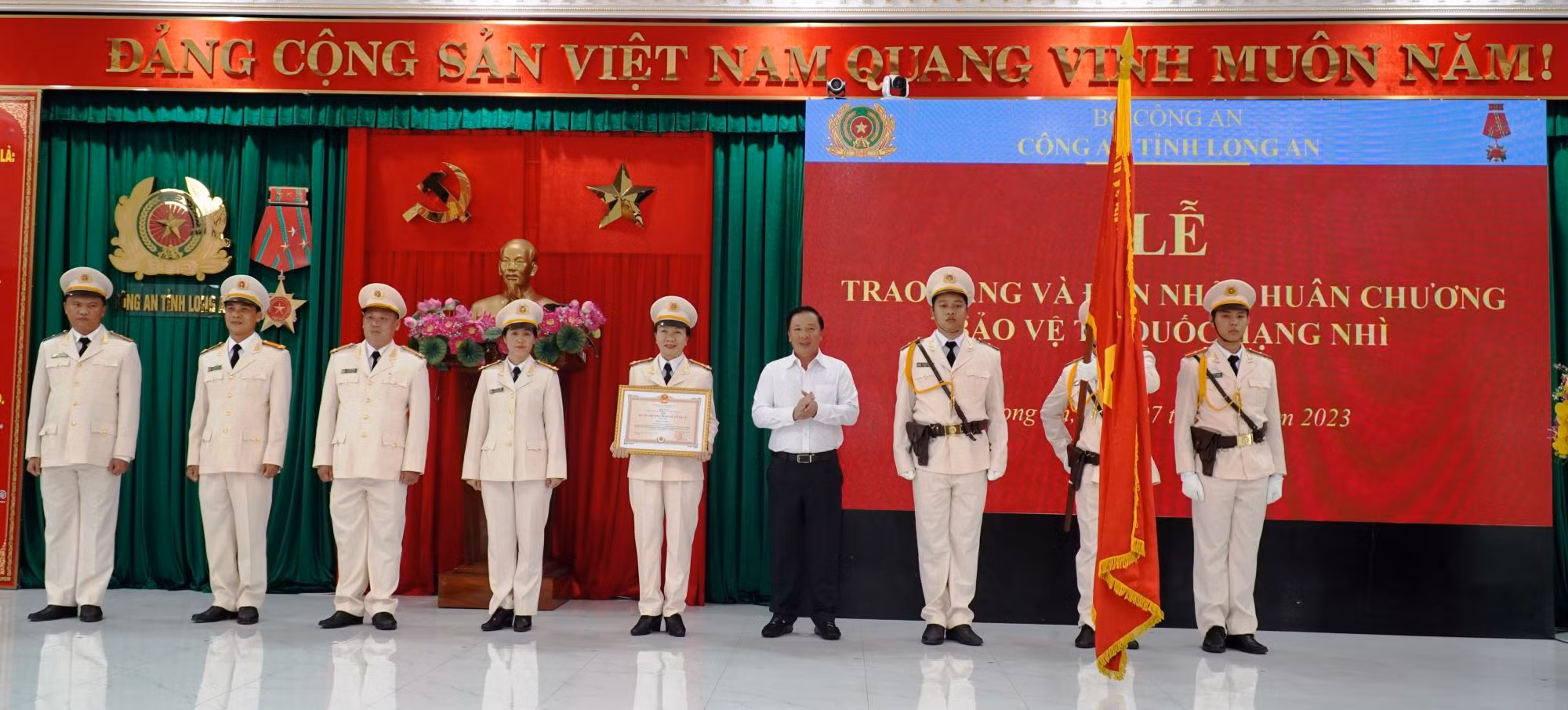 Phòng Tham mưu-Công an tỉnh Long An đón nhận Huân chương BVTQ hàng Nhì -0