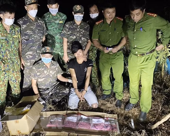 Bài học đắt giá cho những kẻ vận chuyển ma túy thuê -0