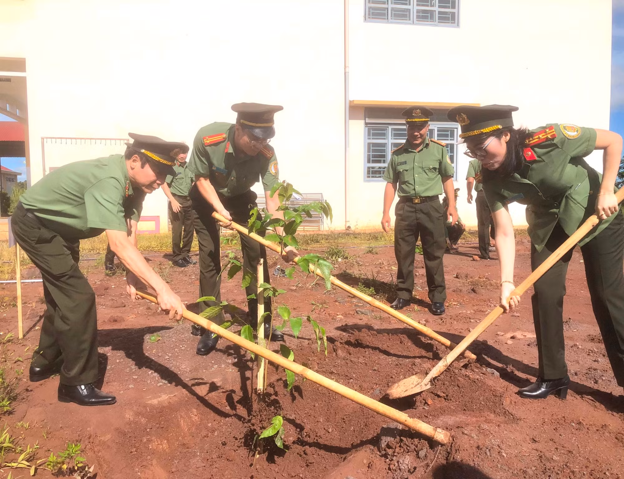 Những tấm lòng sẻ chia đến với người dân Đắk Mil, Đắk Nông -0