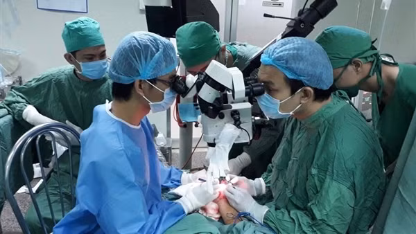 Nối thành công bàn chân bị đứt lìa
