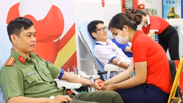 100 cán bộ, chiến sĩ Công an TP Cần Thơ tham gia hiến máu tình nguyện
