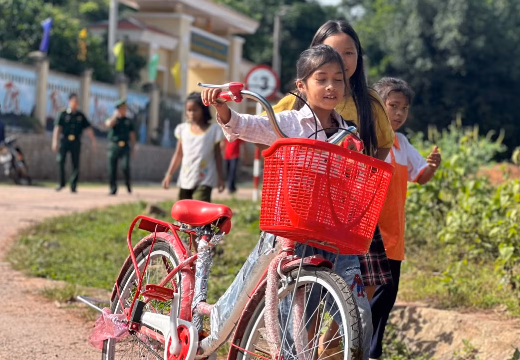 Đưa nước sạch và điện thắp sáng lên vùng biên giới Trường Sơn -0