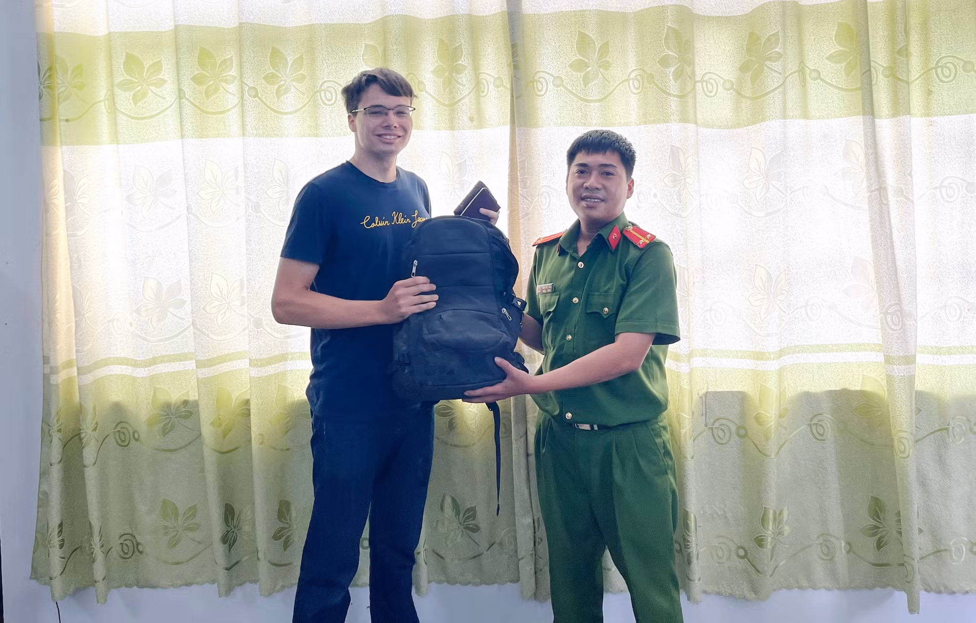  Một thanh niên người Pháp gửi thư cảm ơn Công an tìm kiếm tài sản bị thất lạc -0