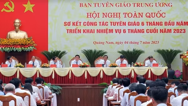Tăng cường đấu tranh phản bác các quan điểm sai trái, thù địch