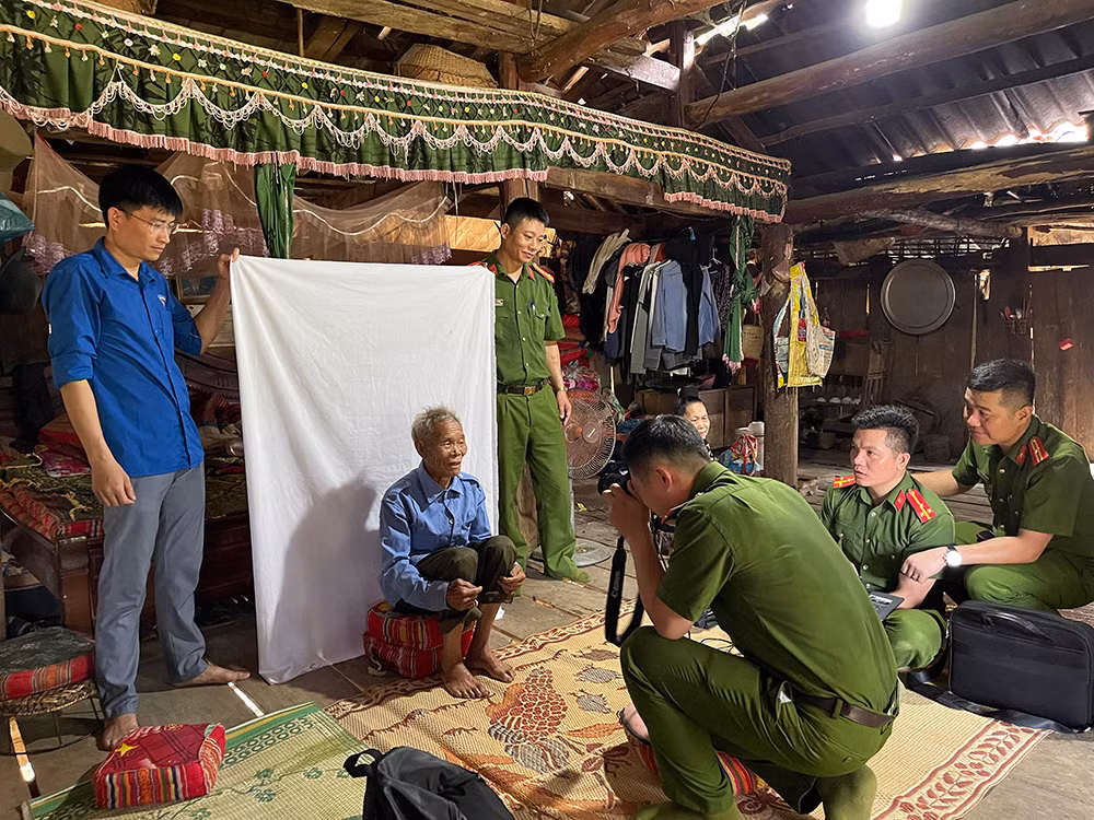 Băng rừng, vượt núi “về đích” trước thời hạn trong chuyển đổi số -0