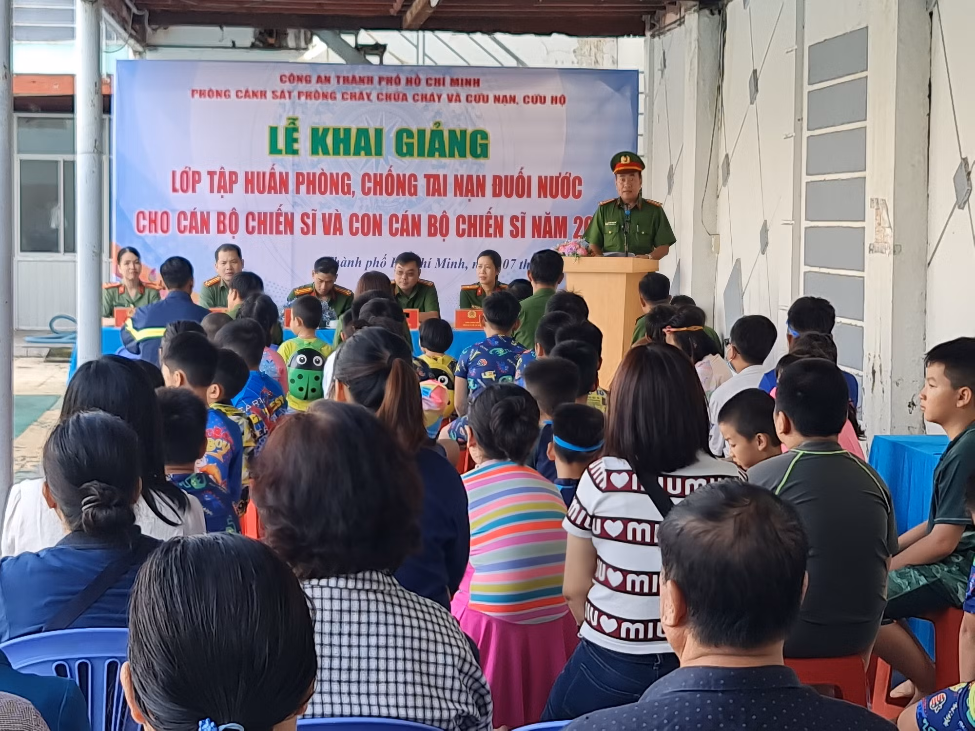 Tập huấn bơi và kỹ năng cứu nạn cho con em cán bộ chiến sĩ -0