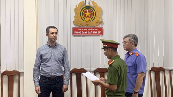 Những “ông trùm Tây” điều hành “tín dụng đen”