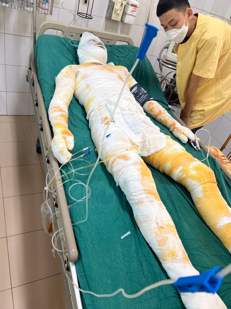Mâu thuẫn gia đình dùng xăng đốt nhà làm 4 người thương vong -1