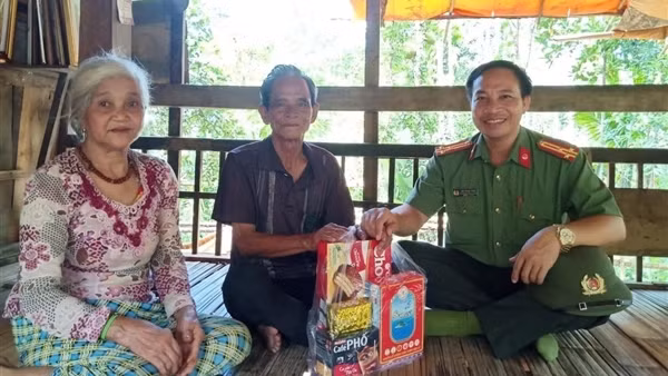 Tranh thủ người có uy tín góp phần đảm bảo ANTT ở cơ sở