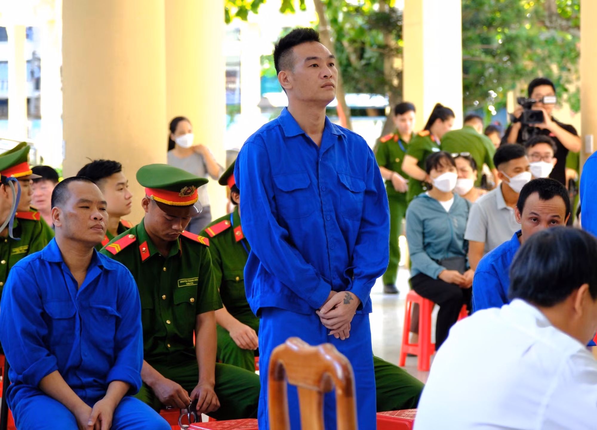 “Đếm 17 cuốn lịch” vì nhận giúp gói hàng cạnh trụ nước cứu hỏa -0