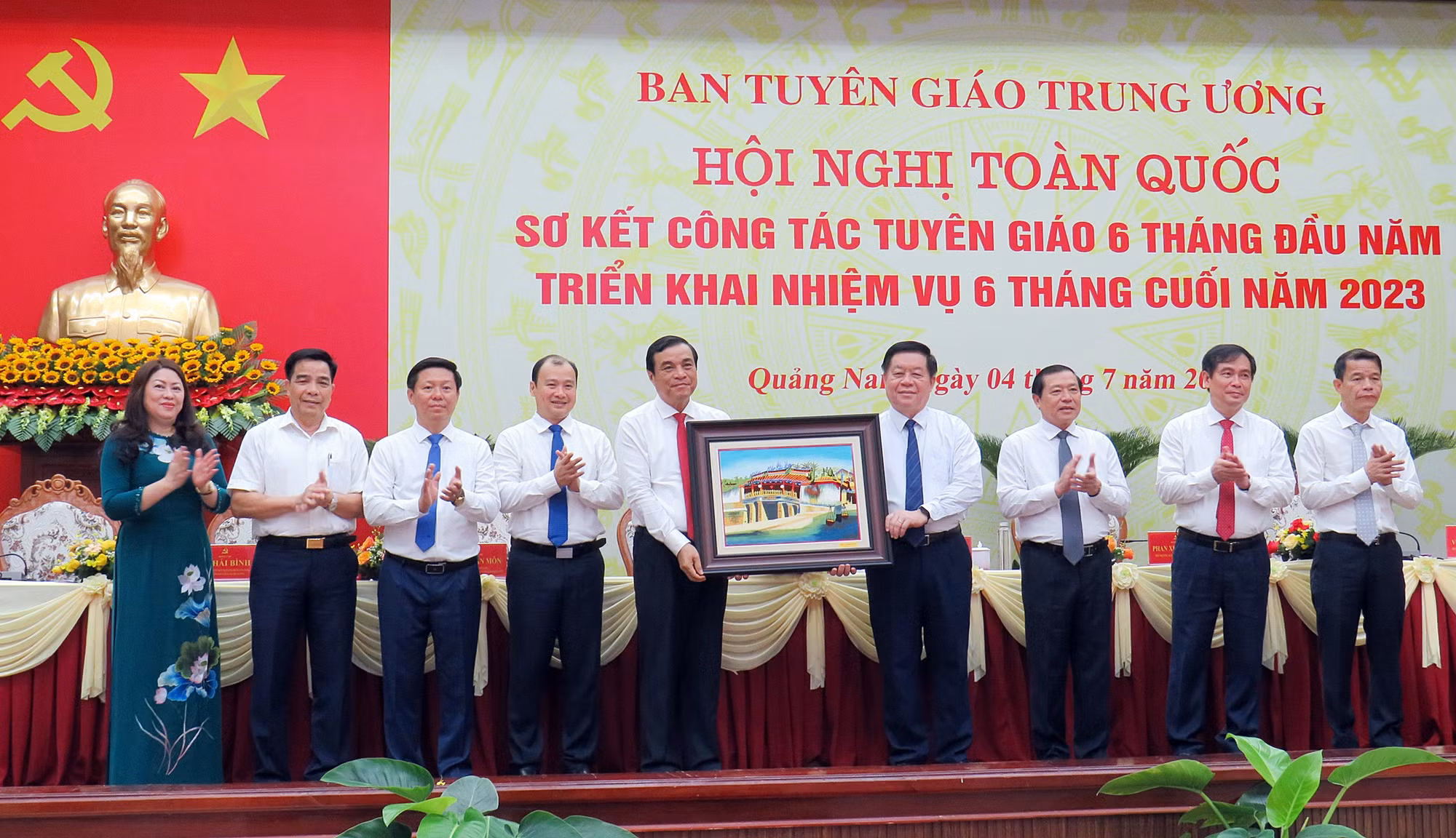 Tăng cường đấu tranh phản bác các quan điểm sai trái, thù địch -0