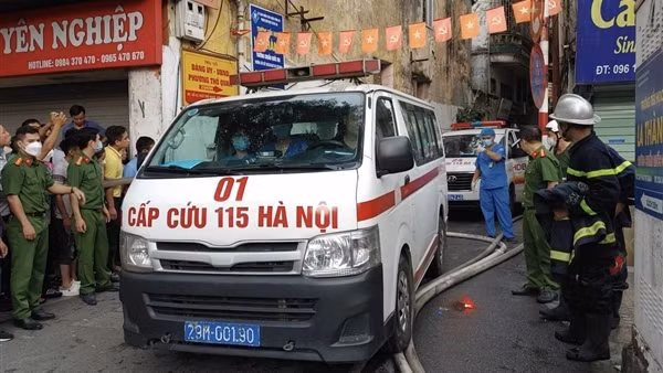 Cảnh sát khống chế đám cháy, giải cứu người mắc kẹt tại ngõ Thổ Quan