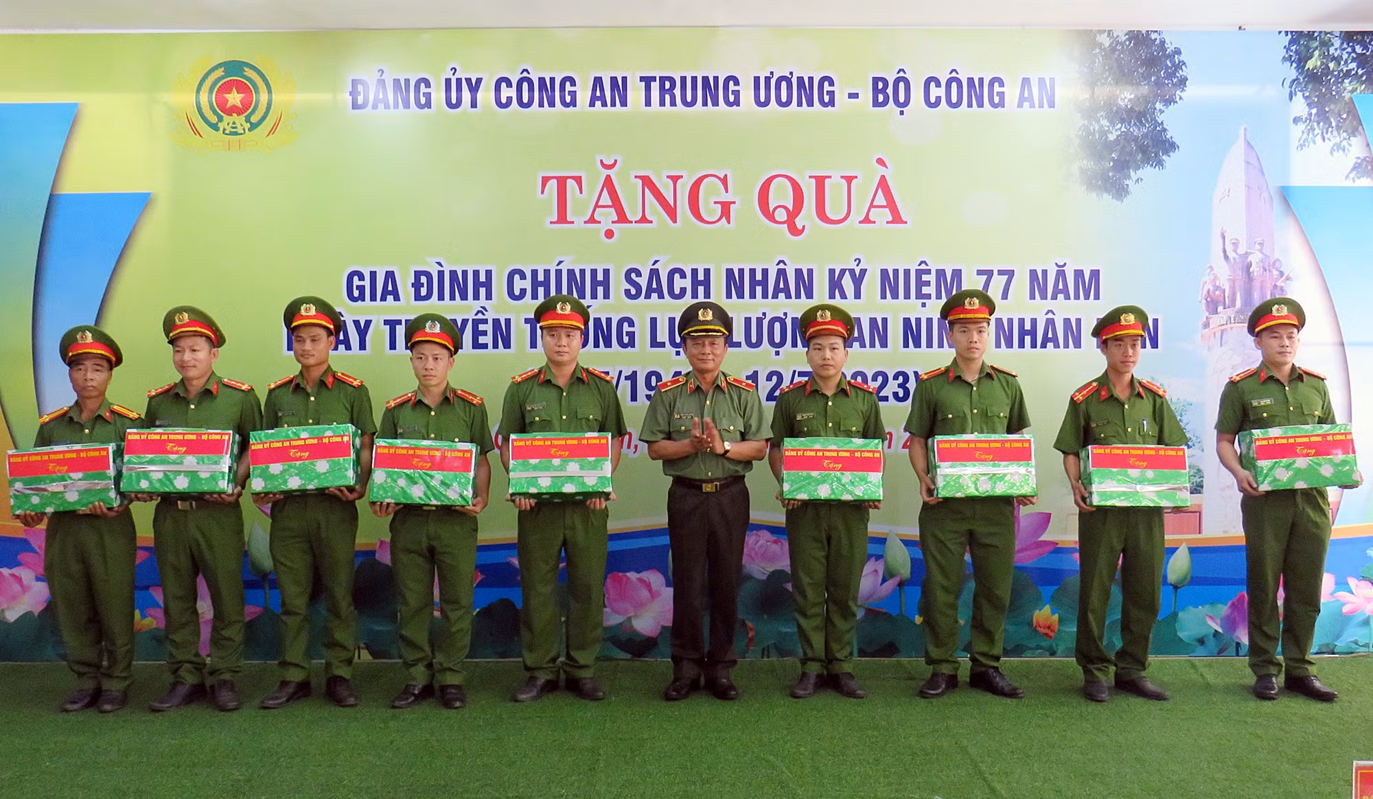 Đoàn công tác Bộ Công an “về nguồn” tại Quảng Nam -0