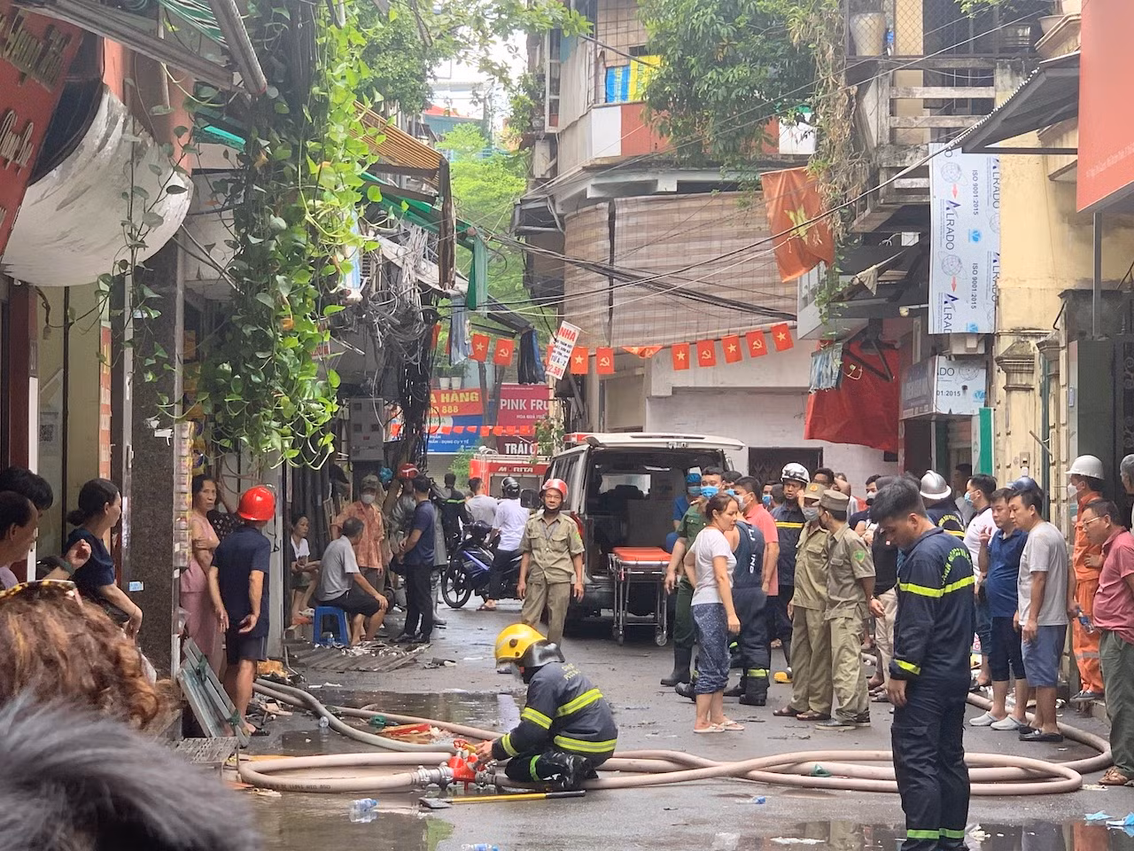 Một người lớn, hai trẻ em thiệt mạng tại vụ cháy trong ngõ Thổ Quan -1