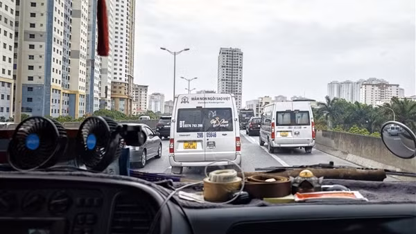 Coi thường luật, vẫn cảnh ô tô lấn chiếm làn khẩn cấp
